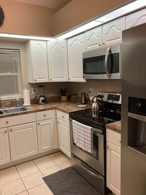 Frigorifero, microonde, forno, piano cottura