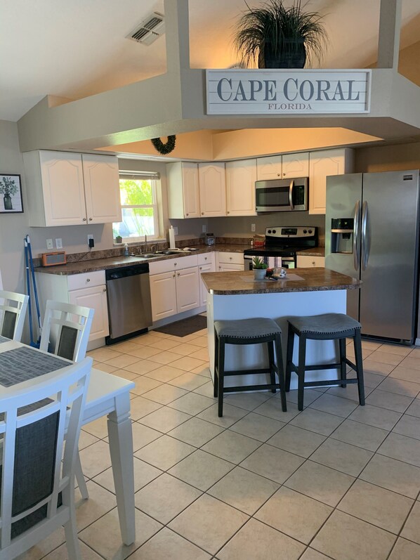 Frigorifero, microonde, forno, piano cottura