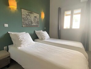 2 habitaciones, escritorio, tabla de planchar con plancha y wifi gratis 