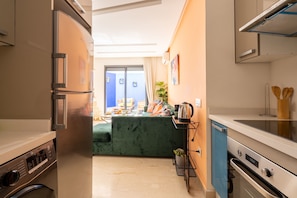 Fridge, oven, stovetop, dishwasher