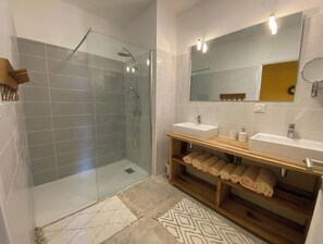 Een douche, een haardroger, handdoeken, toiletpapier