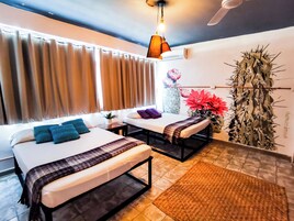 Tabla de planchar con plancha, wifi gratis y decoración personalizada