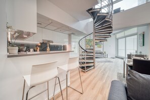 Apartamento exclusivo | Cozinha privada | Geladeira, micro-ondas, fogão, cooktop