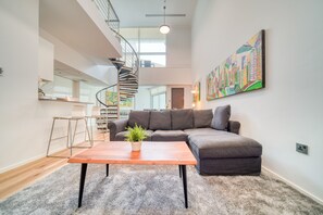 Exclusive Apartment | Living area | 50-inch flat-screen TV with cable channels, TV - Botanica Tower (Dubai)