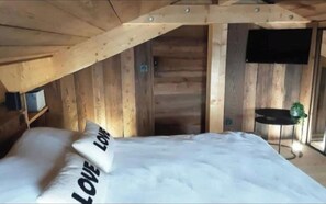 5 bedrooms, desk, iron/ironing board, travel crib