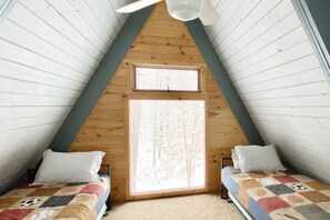 3 bedrooms, iron/ironing board, WiFi, bed sheets - 6.45 ACRE Private Close to Big Bear Mountain, Waterfall, Fire-pit, Loft & more. (Beach Lake)