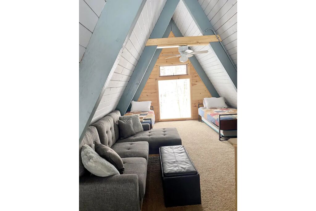 6.45 ACRE Private Close to Big Bear Mountain, Waterfall, Fire-pit, Loft & more.