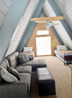 Smart TV, fireplace, video games, DVD player - 6.45 ACRE Private Close to Big Bear Mountain, Waterfall, Fire-pit, Loft & more. (Beach Lake)