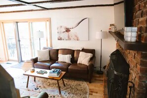 Smart-TV, Kamin, DVD-Player, Bücher