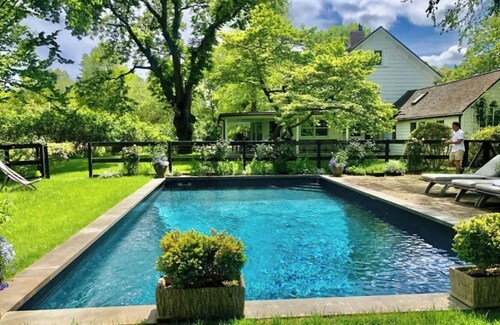 Historic modern Farmhouse walking distance to East Hampton Village