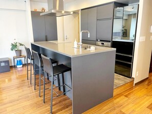 Refrigerador con congelador, microondas y parrilla de estufa