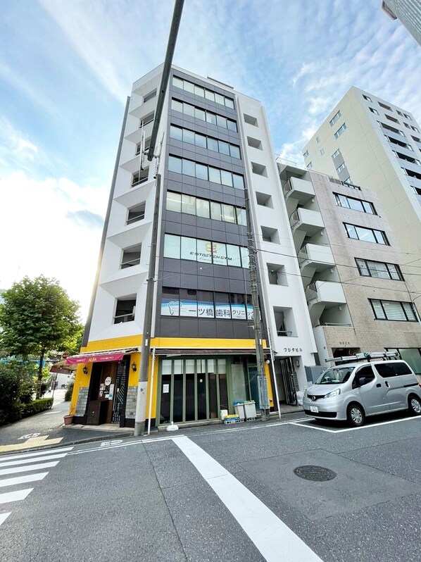 A multi-story building with a storefront on the ground floor. - Residenza La Giacca (Tokyo)