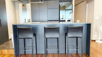 Full-size fridge, microwave, stovetop, dishwasher