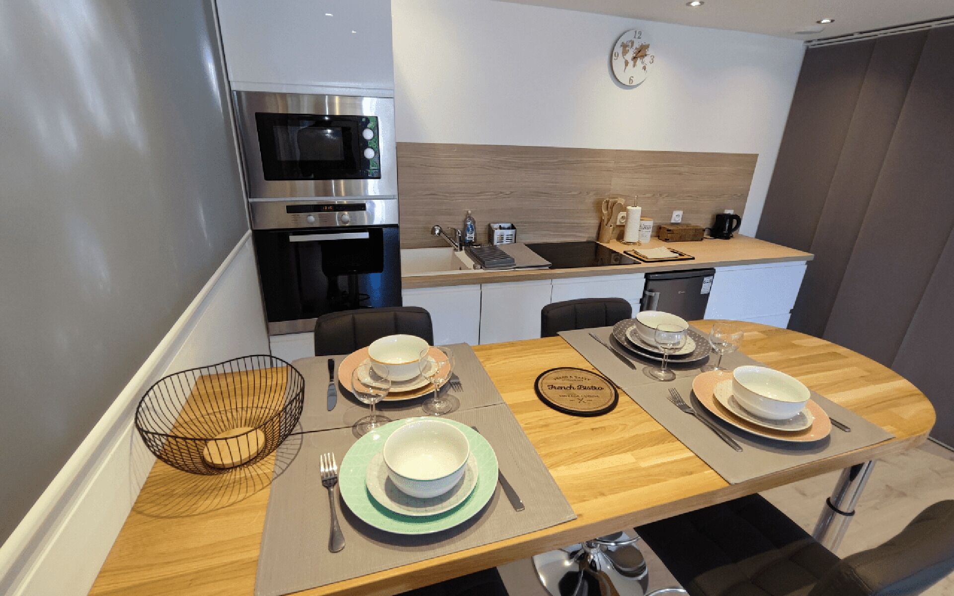 Een magnetron, een oven, een vaatwasser