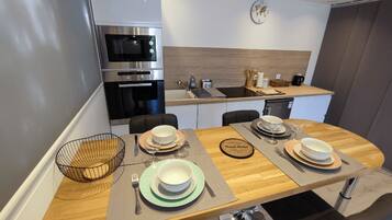 Microwave, oven, dishwasher, coffee/tea maker