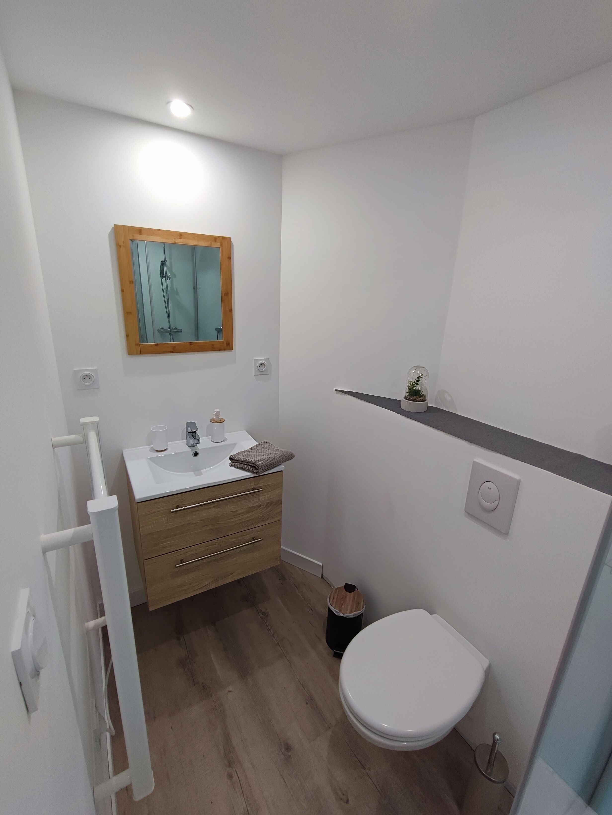 Regadera, secadora de cabello, toallas, jabón 