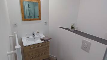 Regadera, secadora de cabello, toallas, jabón