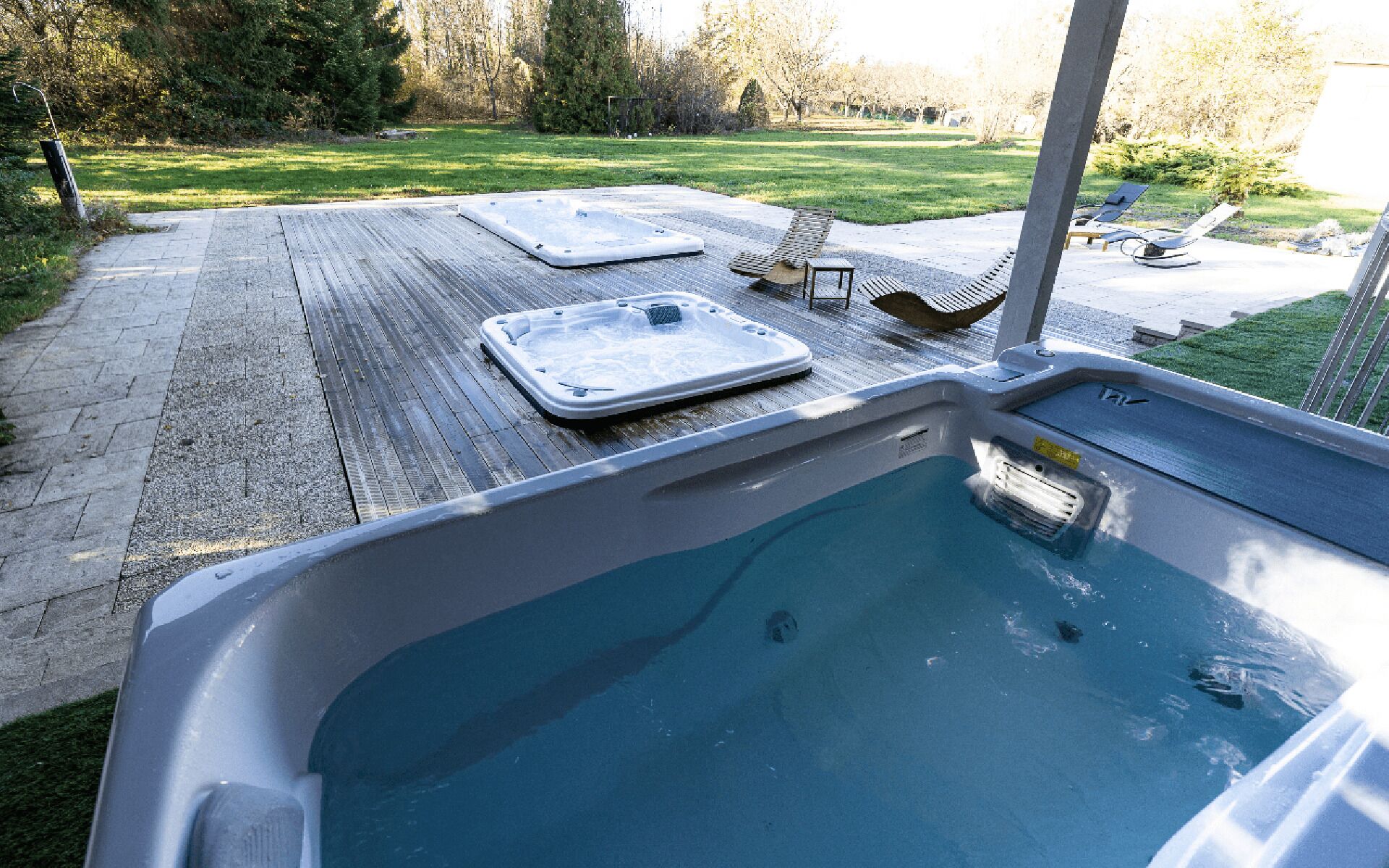 Outdoor spa tub