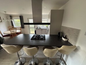 Fridge, microwave, oven, stovetop - Matara House Holiday Home (Westhill)