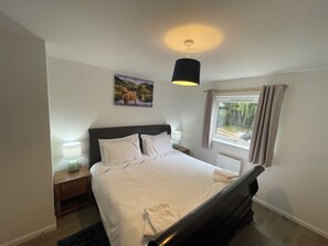 2 bedrooms, WiFi, bed sheets - Matara House Holiday Home (Westhill)