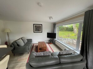 TV, DVD player - Matara House Holiday Home (Westhill)