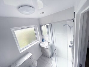 Shower, towels - Matara House Holiday Home (Westhill)