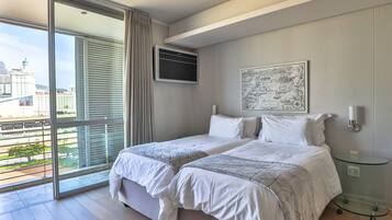 2 habitaciones, escritorio y espacio para trabajar con laptop