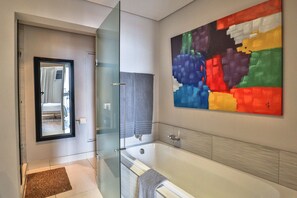 Apartment (2 Bedrooms) | Bathroom - Harbour Bridge 417 by CTHA (Cape Town)