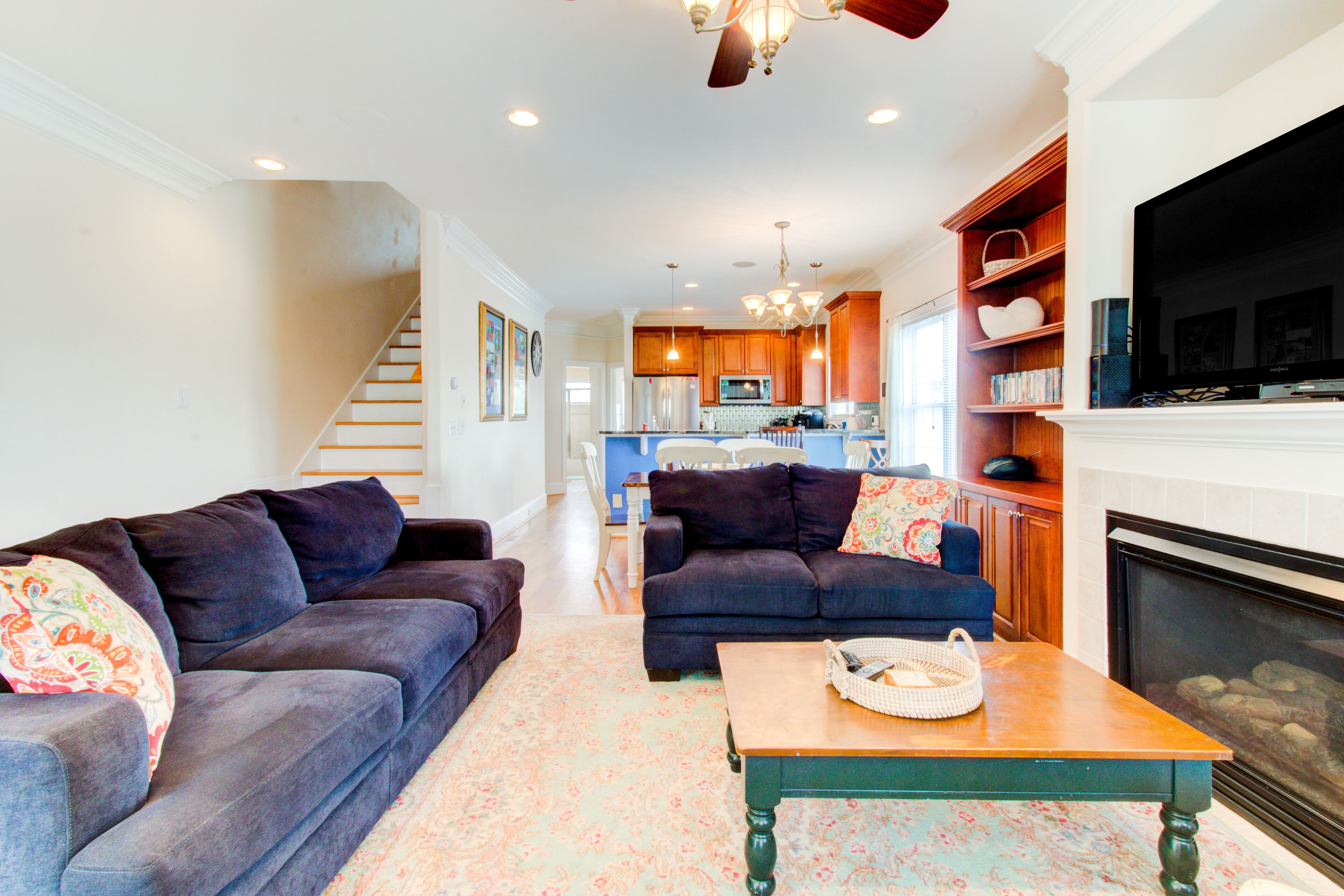 Charming duplex with ocean view, full kitchen, grill, balcony, & washer/dryer