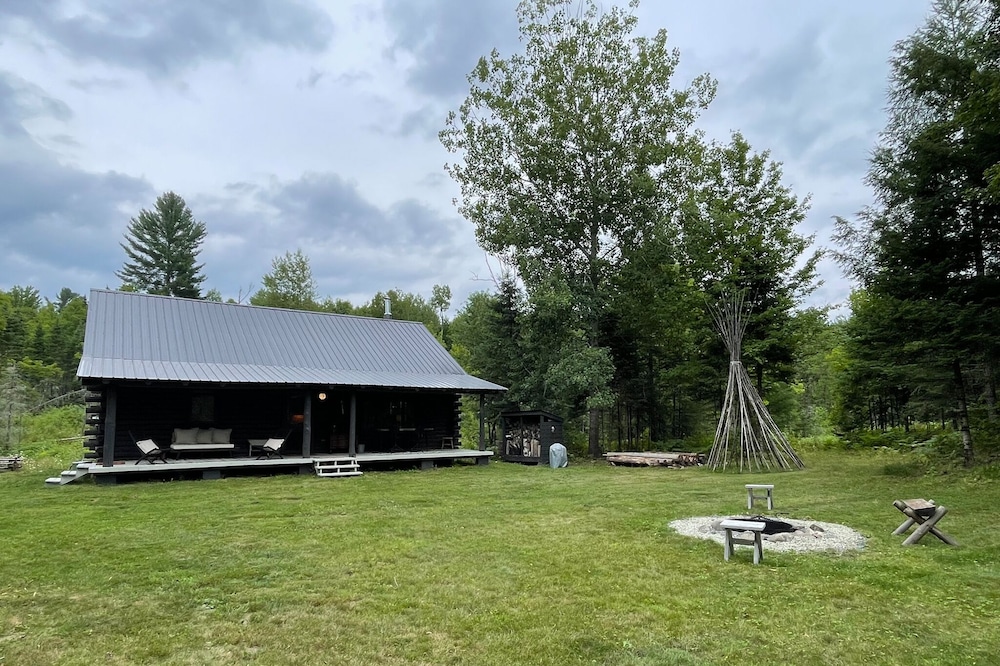 The Riverhaus: (IRON RIVER, MI): On Paint River, Riverfront, Sleeps 6, wifi