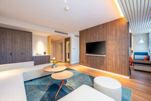 套房, 1 间卧室 (Separate Bath Walk in Shower) | 办公桌、隔音、床单