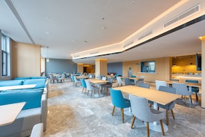 Café da manhã com buffet grátis todos os dias