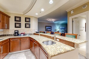 Fridge, microwave, oven, stovetop - Gulf-front retreat with water view, pools, hot tubs, sauna, central AC & W/D (Destin)