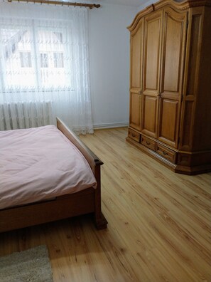 5 bedrooms, iron/ironing board, WiFi, bed sheets