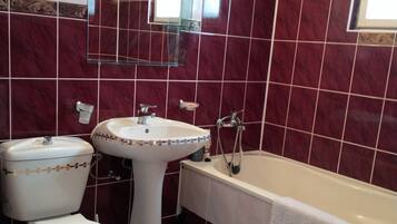 Badewanne, Haartrockner, Handtücher, Seife