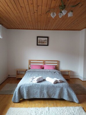 7 bedrooms, iron/ironing board, WiFi, bed sheets