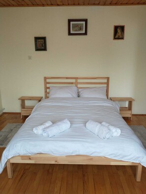 5 bedrooms, iron/ironing board, WiFi, bed sheets