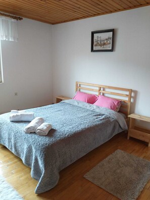 7 bedrooms, iron/ironing board, WiFi, bed sheets