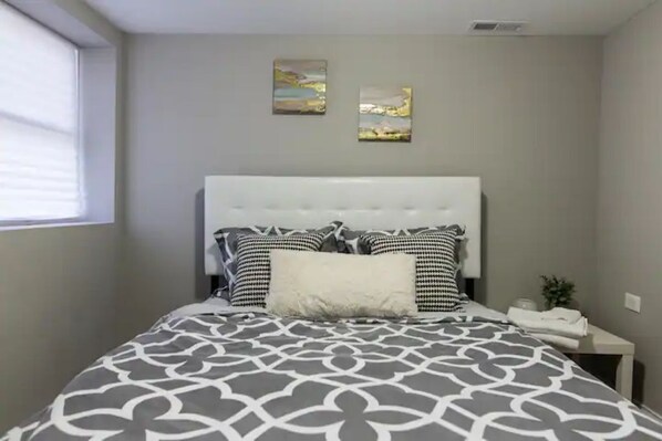 2 chambres, bureau, fer et planche à repasser, accès au Wi-Fi (inclus)