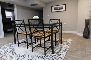 Dining - Cozy 2BR/1BA Garden Apartment Near Lincoln Square (Chicago)