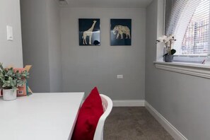 2 habitaciones, escritorio, tabla de planchar con plancha y wifi gratis