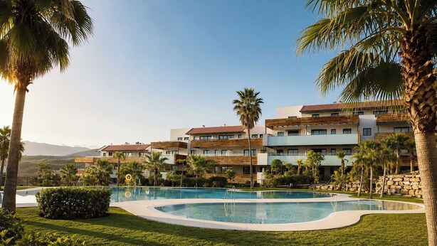 Et resort med swimmingpool, palmer og høje bygninger.