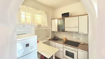 Réfrigérateur, four, plaque de cuisson, cafetiÚre/bouilloire