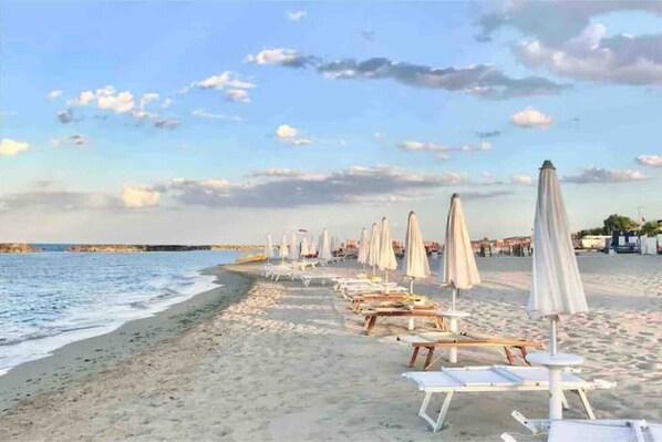 På stranden