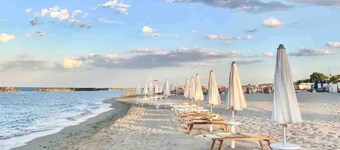 Sea front apartment -high speed wifi, bikes, parking, climate, Marche Region ideal