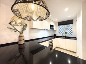 Køleskab, mikrobølgeovn, ovn, kogeplade