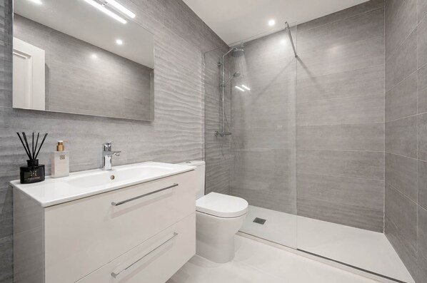 Bathtub, hair dryer, towels