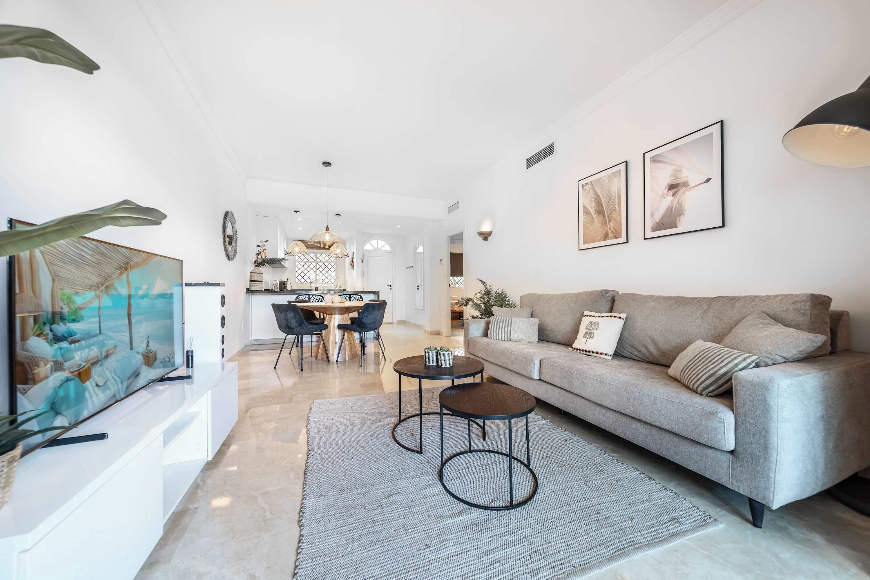 Televisie, een stereo en een kantoor