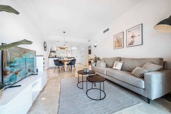 Una televisión, un reproductor estéreo, una oficina