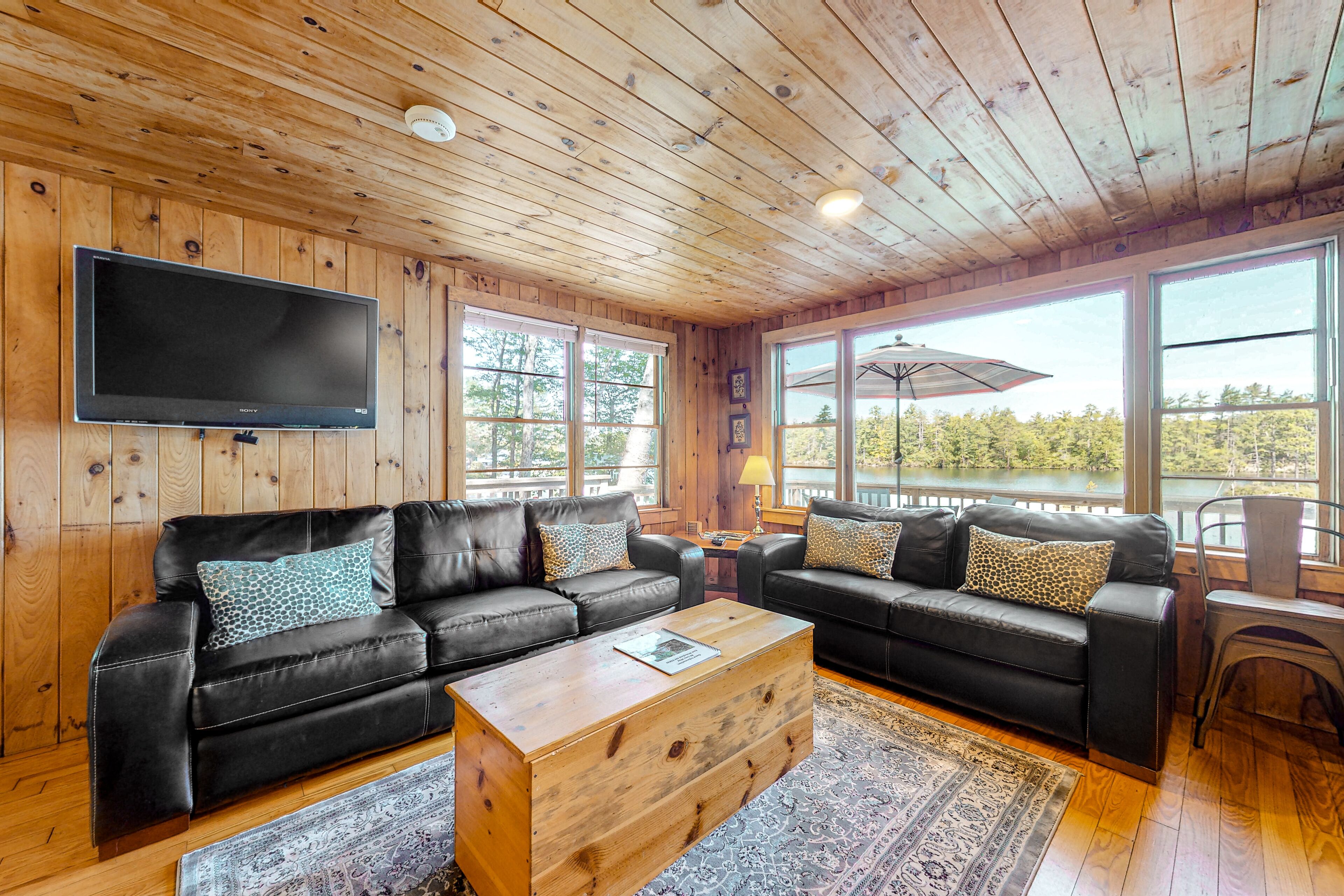 Televisión, reproductor de DVD, libros y videoteca 